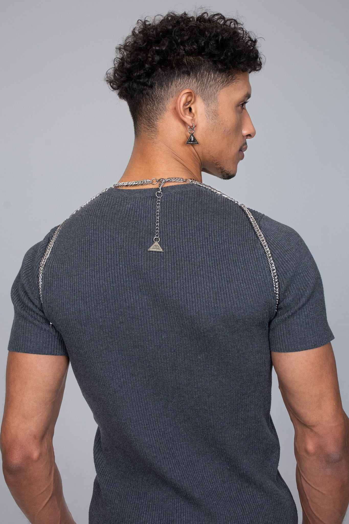 The picture shows that the body chain accessory made by the fashion brand Lorand Lajos also looks fashionable, modern and chique from the back.