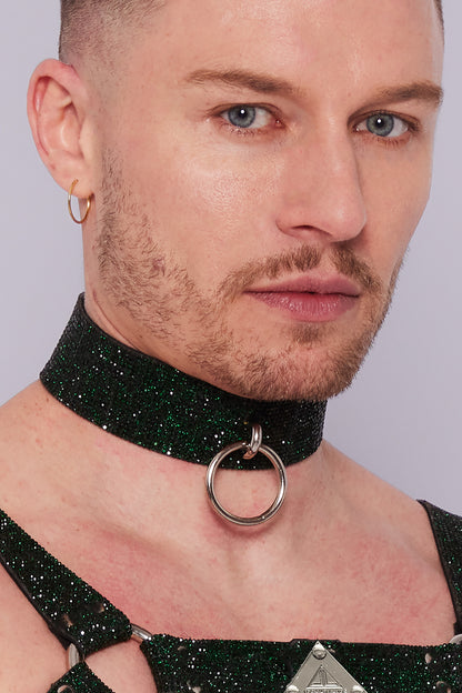 Elevate your style with the sophisticated emerald green choker featuring a prominent ring accent, perfect for adding glamour to any outfit.