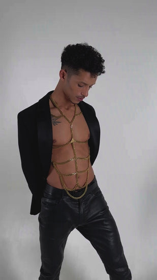 The video shows the body chain made by Lorand Lajos on a masculin and muscular body. the fashion accessory showcases the six pack of the fashion model